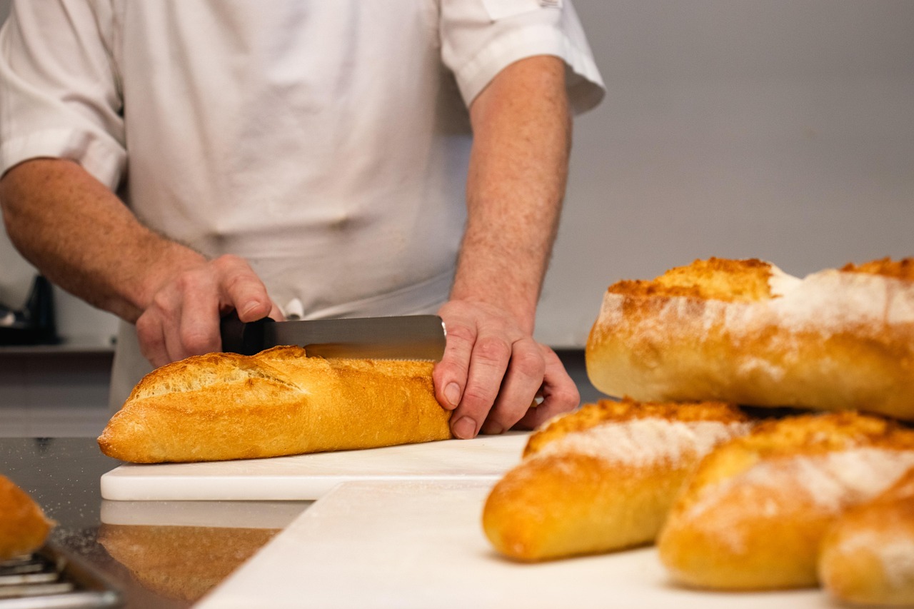 découvrez notre boulangerie artisanale, où tradition et passion se rencontrent pour vous offrir des pains, viennoiseries et pâtisseries frais et faits maison.